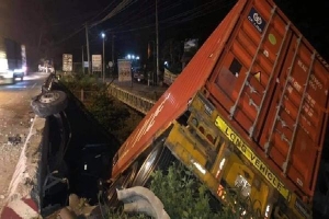 Xe container lao xuống cầu ở Long Thành, tài xế thoát chết