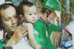 Gặp người cha địu bé trai 9 tháng tuổi chạy xe ôm ở Sài Gòn: 'Mình có lỗi với con, thấy con đi nắng mà xót lắm'