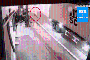Camera hé lộ khoảnh khắc 2 nữ sinh đi xe máy lao kinh hoàng vào xe container dừng đỗ