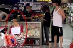 Người phụ nữ lớn tuổi ngồi trước siêu thị cầm biển: 'Tôi là kẻ trộm', sự thật gây tranh cãi