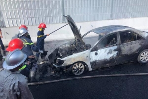 Cháy xe ôtô trên cao tốc Pháp Vân, giao thông bị ùn ứ kéo dài