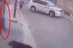 Clip: Bị chó đuổi chạy té khói, thanh niên dùng 'khinh công' bay lên tường lánh nạn
