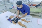 Trượt chân ngã, bé trai 11 tháng tuổi bị kéo đâm xuất huyết não