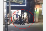 Clip: Cặp nam nữ quyết 'sống mái' với nhau trên đường phố, ăn miếng trả miếng gay cấn khiến nhiều người xôn xao