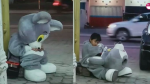 Vẻ mặt buồn bã của cậu bé 9 tuổi đóng giả mascot để mưu sinh khiến nhiều người rơi lệ