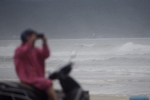 Người dân ra bờ biển Mỹ Khê chụp ảnh bão làm 'kỷ niệm'