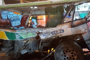 Xe tải tông xe buýt, 20 người bị thương