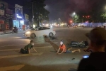 2 thanh niên chạy xe máy, đánh võng tóe lửa trên đường và bức ảnh tiết lộ cái kết đau thương