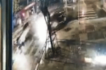 Camera an ninh nhà dân 'bóc' vụ đâm xe như phim hành động giữa ngã tư phố Hà Nội