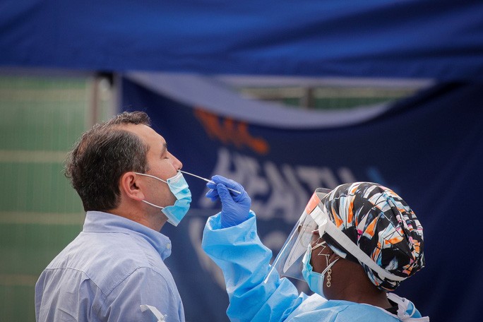 Một nhân viên y tế lấy mẫu xét nghiệm Covid-19 ở TP New York - Mỹ hôm 25/9 Ảnh: Reuters.