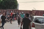 Hà Nội: Tàu hỏa va chạm với xe đưa đón học sinh, 2 người nhập viện cấp cứu