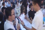 Góc 'bá đạo': Cậu học sinh đem bài kiểm tra điểm 10 đi xin chữ ký tuyển thủ Việt Nam