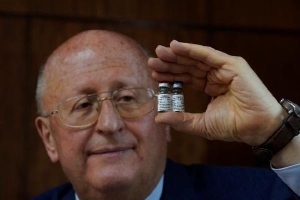 Chuyên gia Nga bảo vệ cách sản xuất vaccine Covid-19 như 'thời chiến'