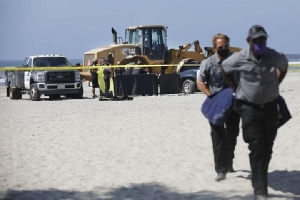 Nằm trên bãi biển, người phụ nữ Mỹ bị xe đầu kéo cán chết
