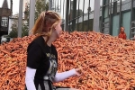 Đang yên đang lành đổ 28 tấn cà rốt ra đường, thanh niên khiến đám đông há hốc, khi biết hàm ý sâu xa vẫn không thể hiểu nổi
