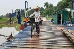 Gần 800 người dân 'run rẩy' đi qua cầu phao mỗi khi vào mùa mưa bão