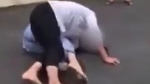 Clip: Hai nữ sinh túm tóc đánh nhau túi bụi, nam sinh đứng ngoài cổ vũ