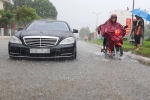 Mercedes chết máy sau mưa lớn