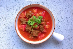 Thịt bò hầm cà chua vừa làm canh, vừa có súp thơm lừng cả bếp