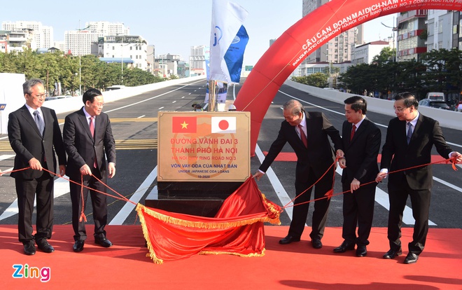 Lãnh đạo Chính phủ, Bộ GTVT và lãnh đạo Hà Nội thực hiện nghi thức gắn biển đường vành đai 3 trên cao. Ảnh: Ngọc Tân.