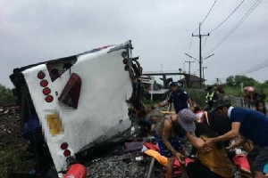 Tàu lửa tông xe buýt ở Thái Lan, ít nhất 20 người chết