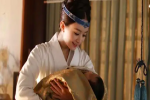 Phụ nữ Trung Quốc thời xưa sinh con luôn phải có chậu nước nóng đặt cạnh bên, nguyên nhân là do đâu?