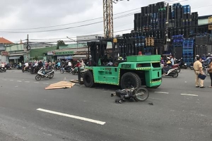 Xe nâng chạy trên đường ở Sài Gòn, tông xe máy làm 1 người chết