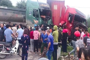 Xe container và xe ben nát đầu sau tai nạn