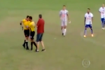 VIDEO: Bị cầu thủ đấm vào mặt, trọng tài 'nổi điên' mang súng ra đe dọa