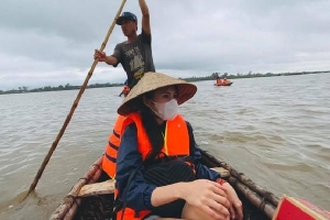 Thủy Tiên hủy chuyến bay về TP.HCM, ở lại Quảng Trị cứu trợ