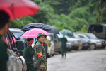 Xe chở thi thể 14 cán bộ, chiến sĩ gặp nạn ở Quảng Trị rời khỏi hiện trường đau thương: Nghẹn lòng đoàn người đứng dưới mưa mong chờ một phép màu