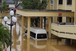 Quảng Bình: Bệnh viện chìm trong biển nước, sản phụ phải chuyển lên khoa Hồi sức tránh lũ