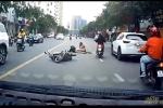 CLIP: Xe tự chế kéo lê cặp đôi đi xe máy, người cầm lái có hành động khiến tất cả phẫn nộ