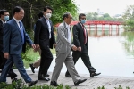 Thủ tướng Nhật Bản bất ngờ đi dạo hồ Gươm