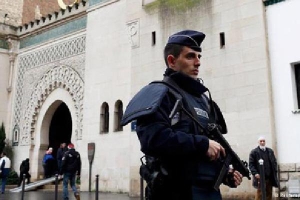 Pháp đóng cửa nhà thờ Hồi giáo sau khi giáo viên bị chặt đầu