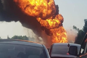 Xe bồn chở dầu bốc cháy dữ dội trên cao tốc Hà Nội - Hải Phòng
