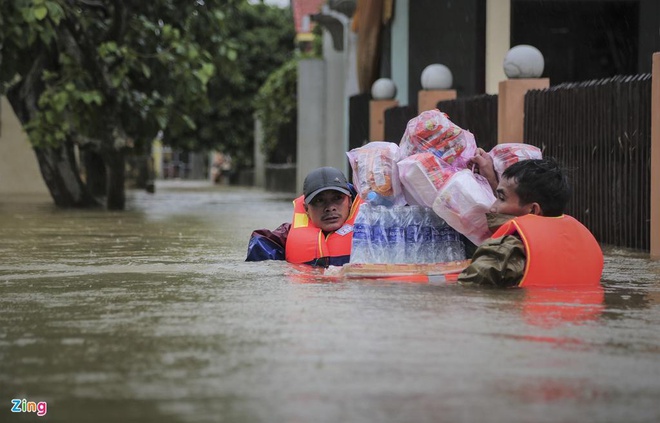 5 tỉnh miền Trung chịu thiệt hại nặng nề do mưa lũ sẽ được Chính phủ hỗ trợ 100 tỷ đồng cho mỗi địa phương. Ảnh: Phạm Trường.