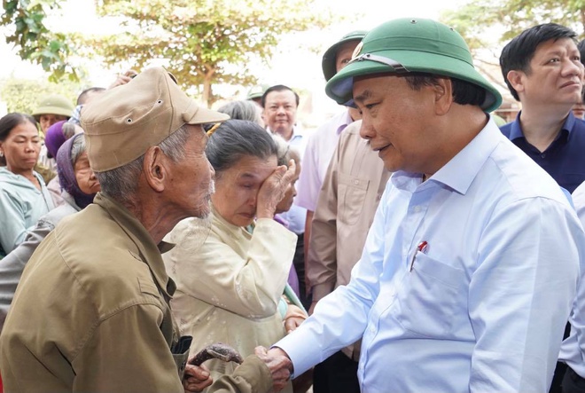 Thủ tướng Nguyễn Xuân Phúc vào Quảng Bình để kiểm tra công tác khắc phục hậu quả mưa lụt và thăm hỏi, động viên, tặng quà cho người dân. Ảnh: VGP.