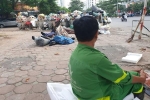 Rác nội thành Hà Nội bắt đầu ùn ứ vì dân chặn xe vào bãi rác Nam Sơn
