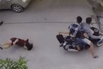 Video: Tên cướp bất ngờ giật túi xách, cô gái bị kéo lê ngã xuống đường ở Sài Gòn