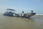 Có gì trên chiếc tàu gỗ không người dạt vào bờ biển Quảng Trị?