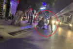 Clip: Nam thanh niên cãi nhau với bạn gái giữa đường, liên tục đấm đá vào chiếc xe máy gây xôn xao cộng đồng mạng