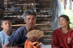 2 nông dân tìm chủ của tiền và vàng bỏ quên trong áo quần hỗ trợ lũ lụt