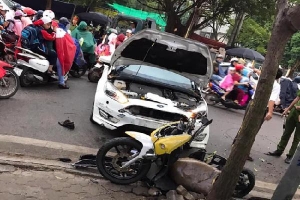Hà Nội: Kinh hoàng ôtô 'điên' mất lái hất văng người đi xe máy vào nhà dân ven đường