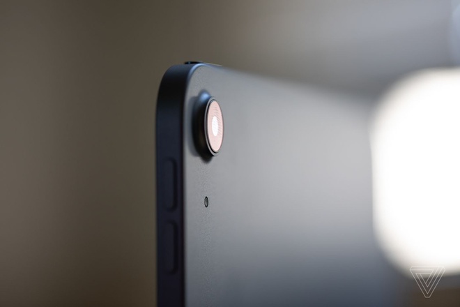 iPad Air 2020 chỉ được trang bị duy nhất một camera sau. Ảnh: The Verge.