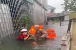 Bộ đội, công an Nghệ An ngâm mình trong nước cõng dân ra khỏi vùng lụt