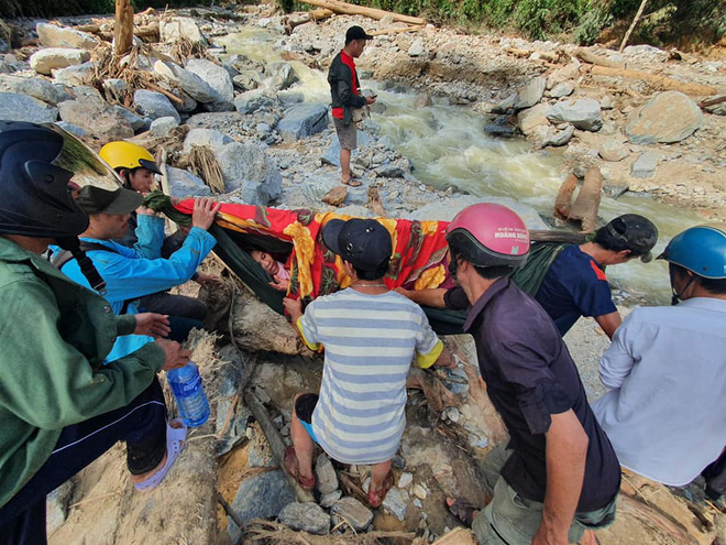 Những thanh niên Trà Dơn gánh những nạn nhân gặp nạn, vượt 17 km đường rừng, qua sông, qua dốc ra quốc lộ 40B để được chăm sóc y tế.
