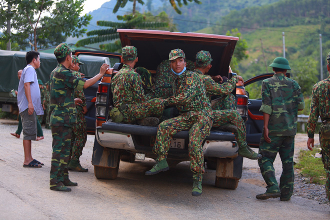 Những người lính tiếp tục lên đường vào Trà Leng.