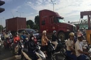 Nằm dưới gầm xe tải để sửa chữa phương tiện, tài xế bị xe container tông tử vong ở Sài Gòn