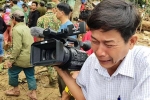 PV khóc nghẹn khi thi thể 1 cháu bé được đưa lên từ bùn đất ở Trà Leng